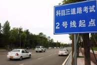 直线行驶不是不能动方向盘，而是一定要动，为什么？怎么动？